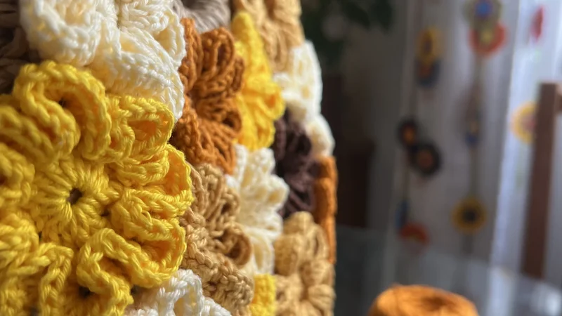 Detalhe aproximado da textura das flores em crochê aplicadas na bolsa de palha rústica