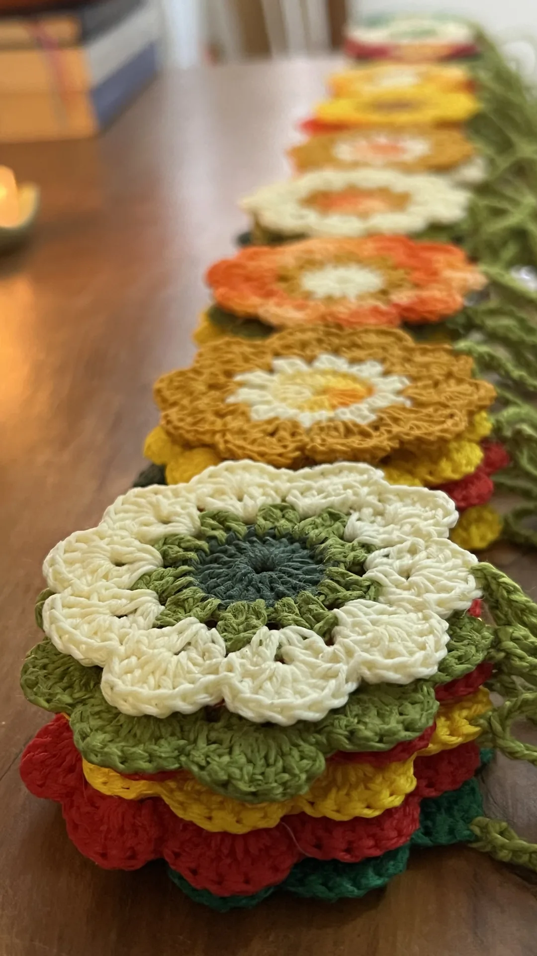 Cordão de flores em cima da mesa