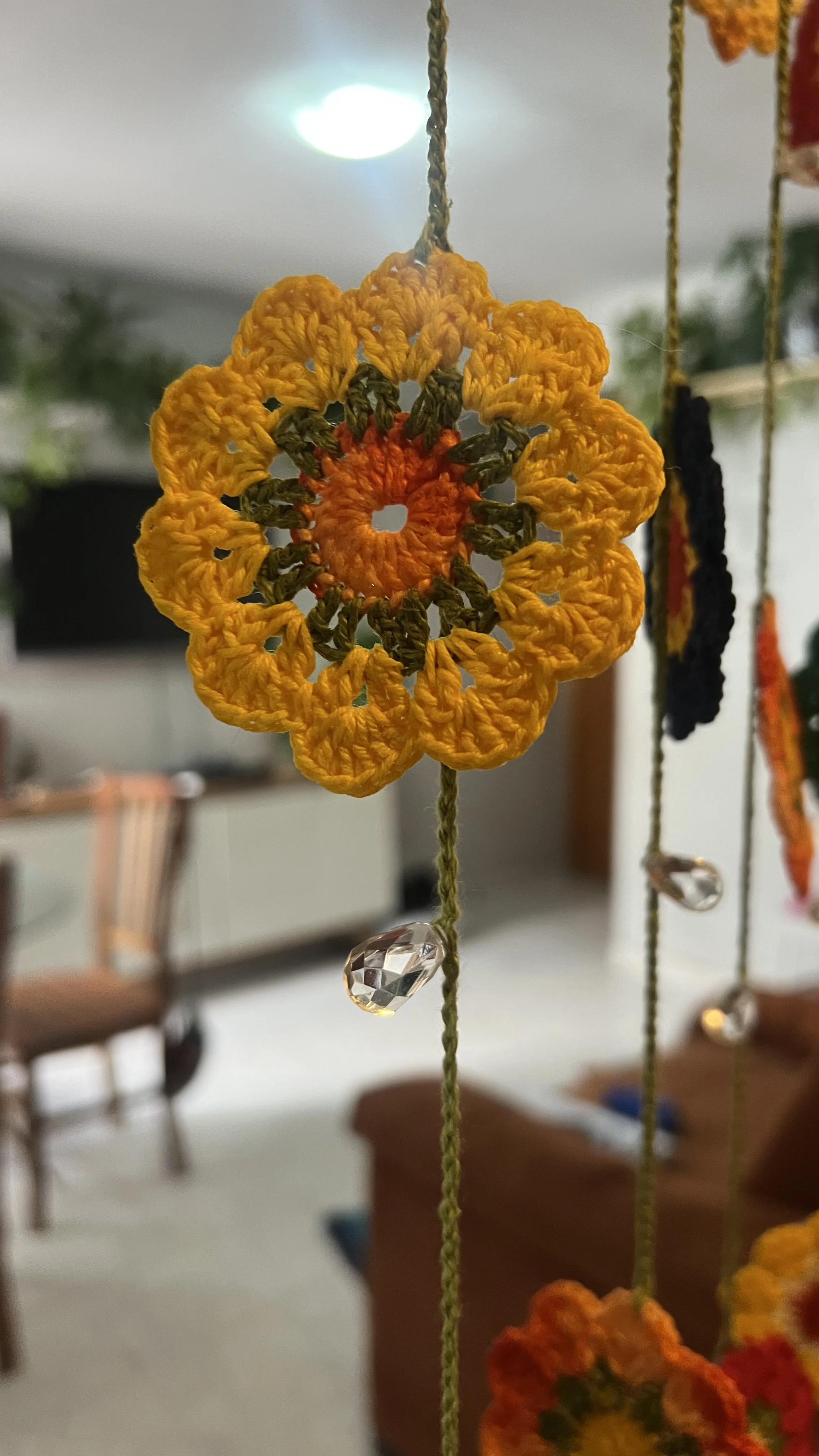 Cortina de flores em crochê instalada em ambiente