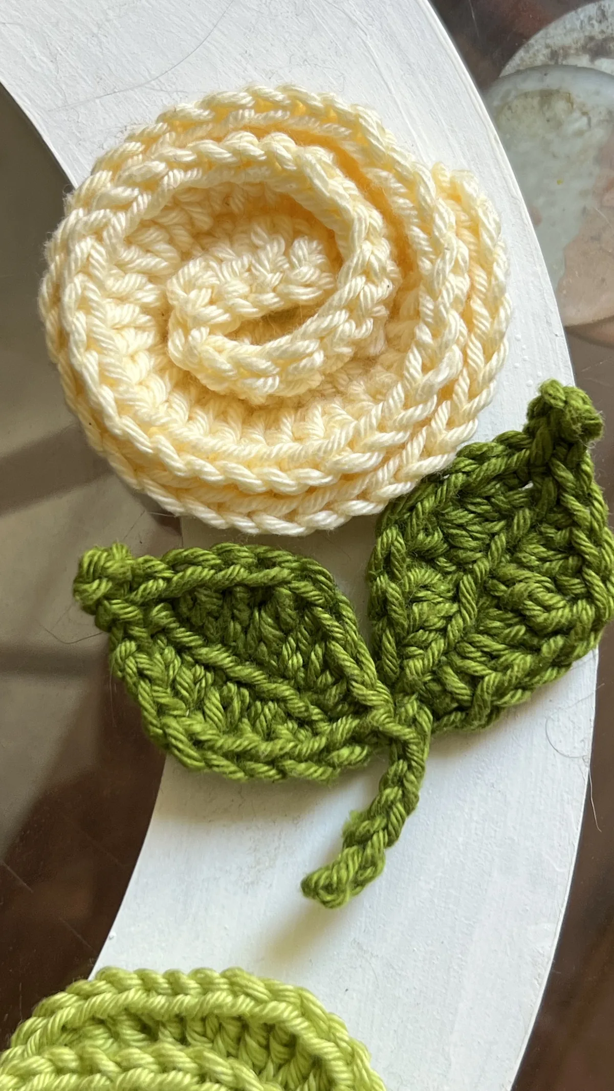 Detalhe da Flor Alice em crochê nas cores verde-claro e verde-escuro