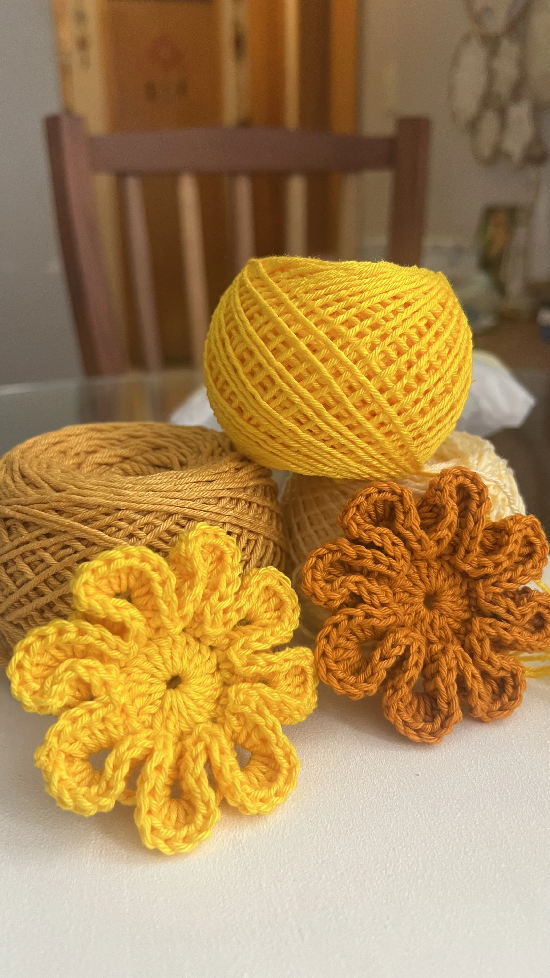 Detalhe aproximado da textura das pétalas da Flor Maria em crochê
