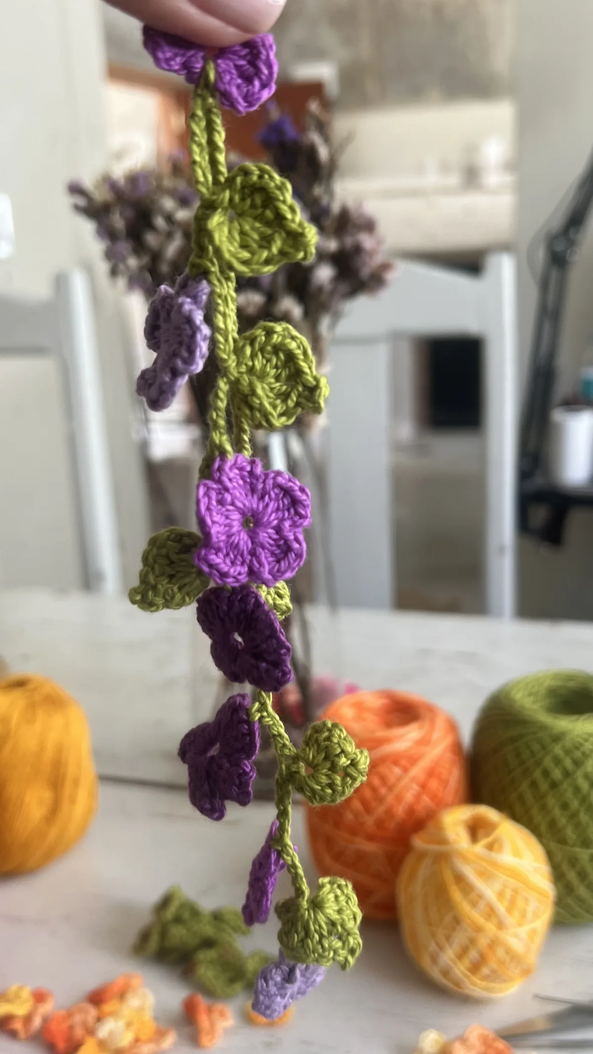 Cordão de Flores Olívia em tons de lilás e roxo