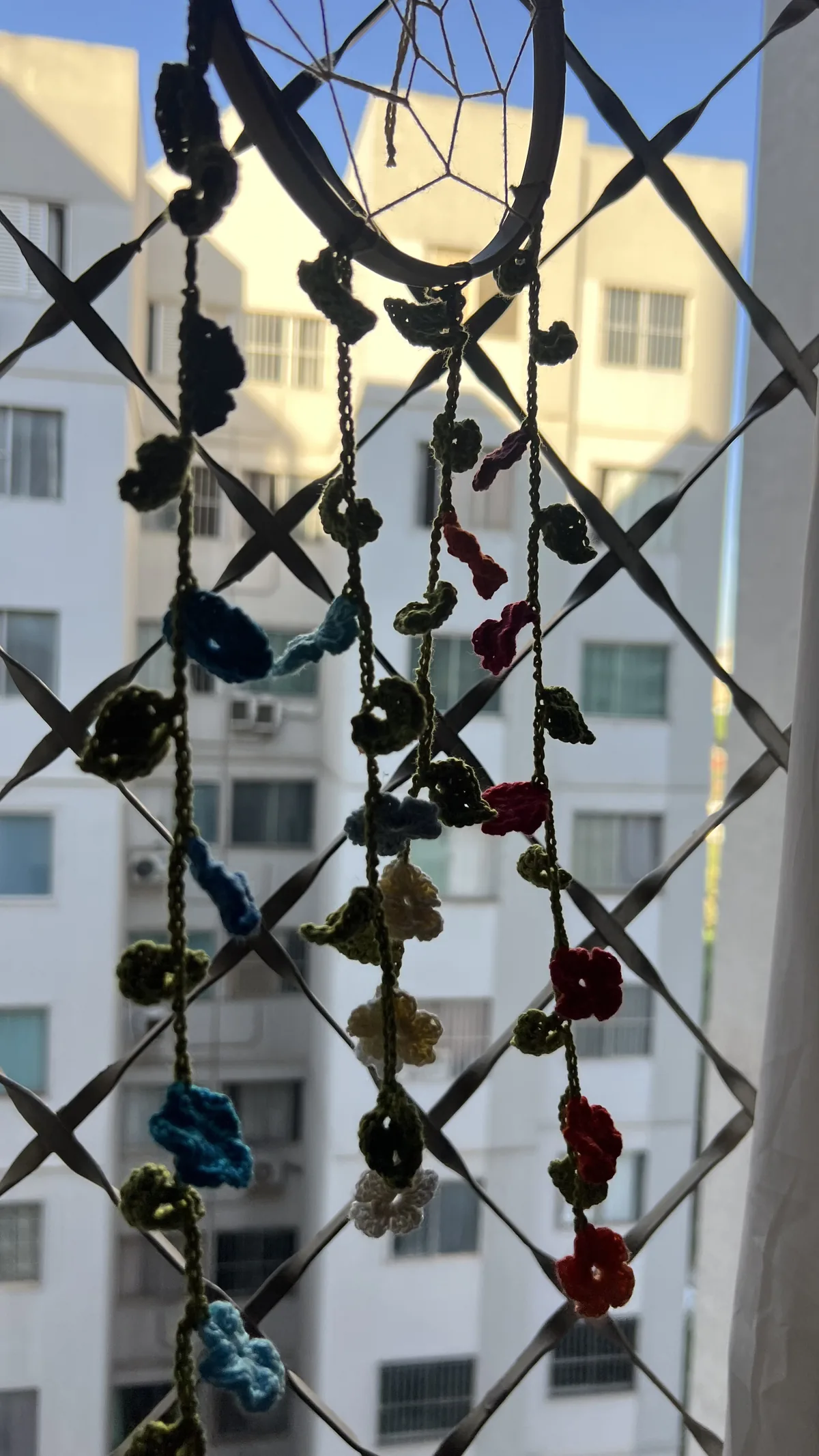 Móbile de Flores Olívia pendurado na janela